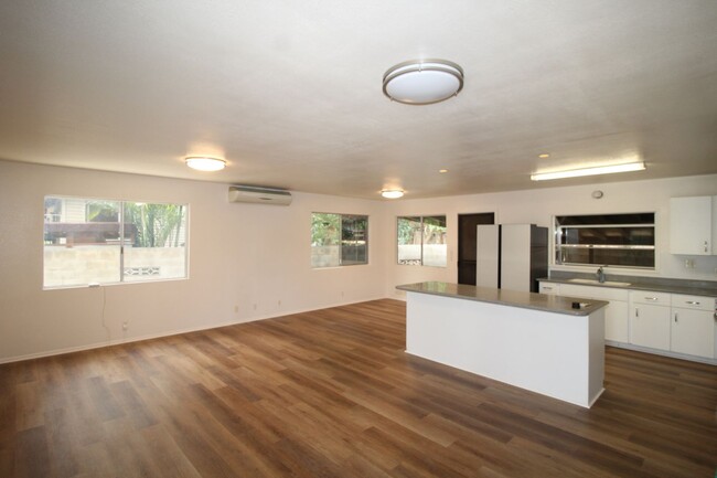 Foto del edificio - 4-bedroom Home with Huge Covered lanai and...
