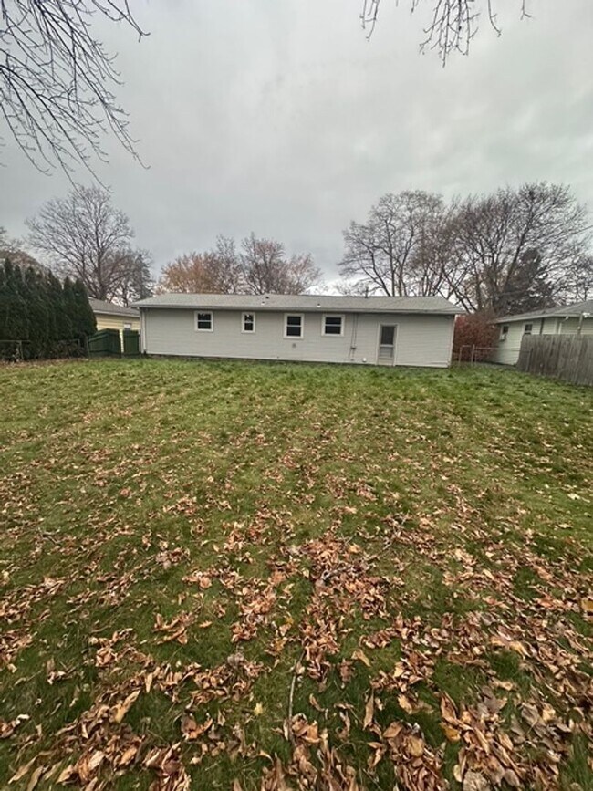 Foto del edificio - Three Bedroom Home For Rent on Joanne Drive in Greece (Rochester)