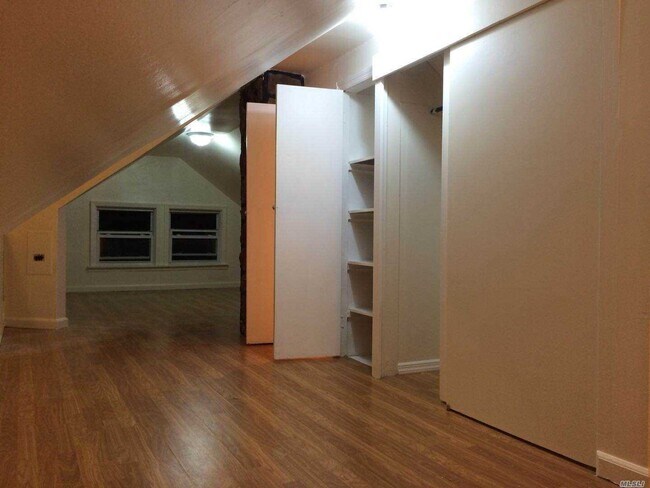 Foto del edificio - 59-21 Fresh Meadow Ln