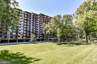 Building Photo - 1300 Army Navy Dr