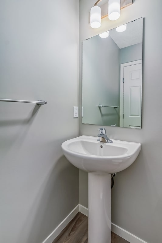 Photo du bâtiment - 15675-15618 18 Ave SW