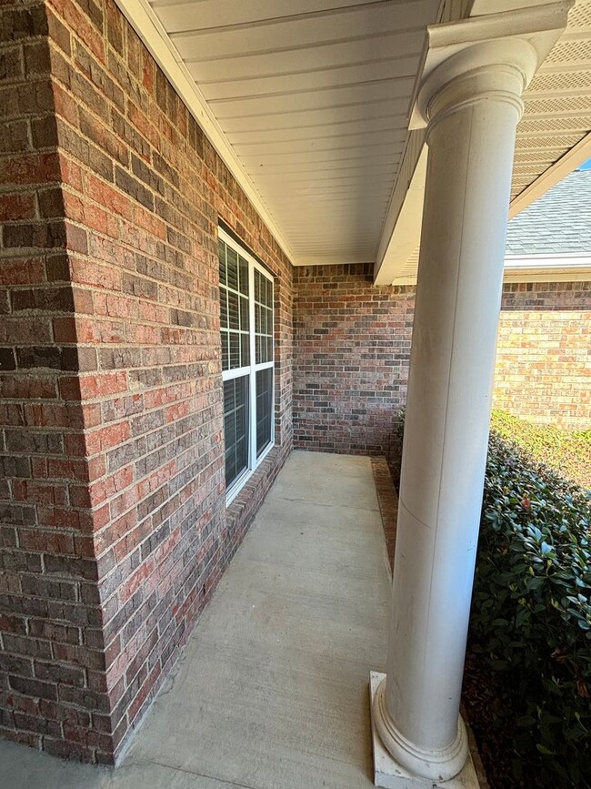 Building Photo - 2078 Lake Forest Dr