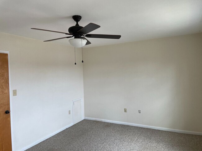 Building Photo - 3 BR 1.5 Bath Townhouse