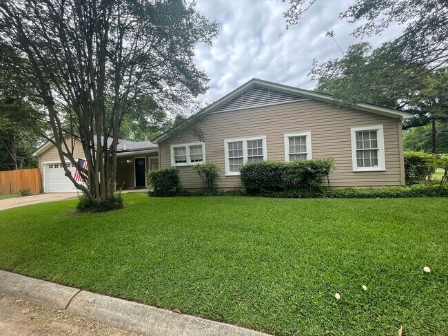 Building Photo - Spacious South Highlands 2 Bedroom Home with flex rooms!