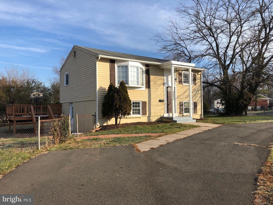 Foto principal - 8033 Lomond S Dr