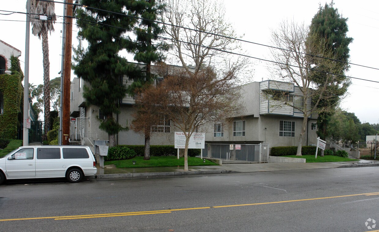 Building Photo - Condominium
