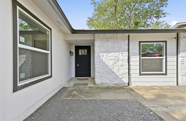 Foto del edificio - 2313 Lakehurst Dr