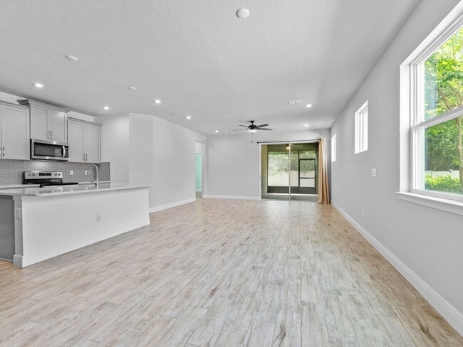 Building Photo - Absolutely stunning 4 BR + HUGE LOFT/3 Bathroom/2 Car Garage executive townhome
