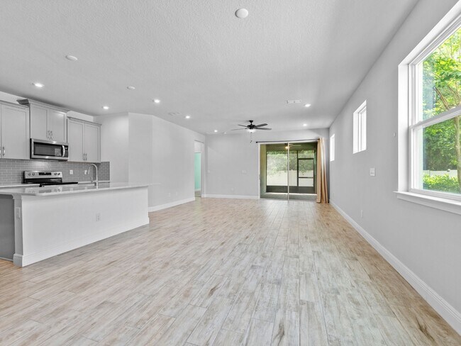 Foto del edificio - Absolutely stunning 4 BR + HUGE LOFT/3 Bathroom/2 Car Garage executive townhome