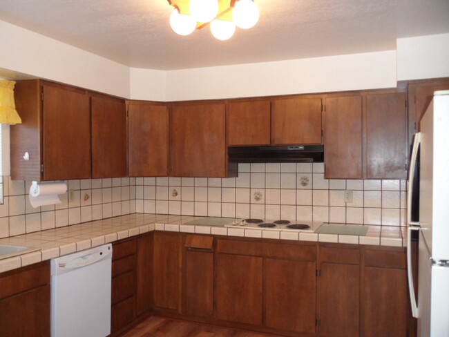 kitchen - 255 Hillcrest Dr