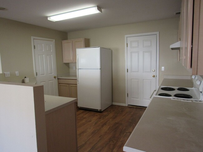 Building Photo - Duplex style townhome in Fox Run -Walking ...