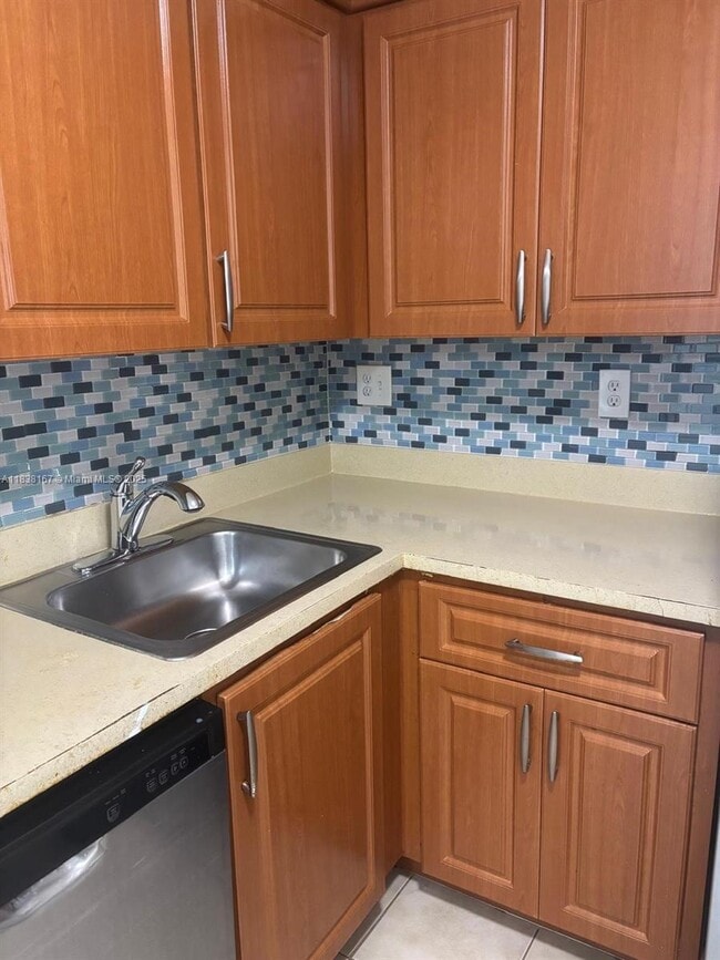 Foto del edificio - 7110 NW 179th St
