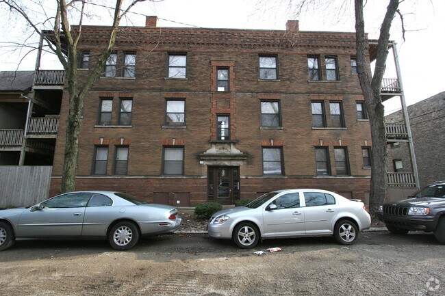 Primary Photo - 1641 W Waveland Ave