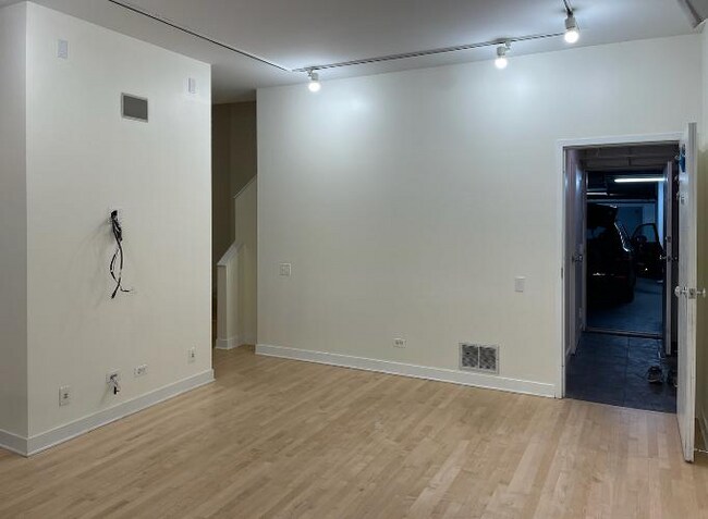 Building Photo - 661 W Wayman St