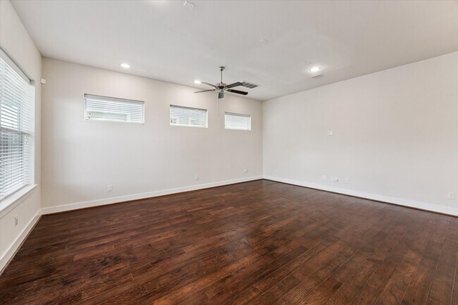 Foto del edificio - 1815 Crestdale Dr