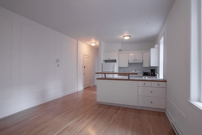 Building Photo - 2100 Rue du Fort