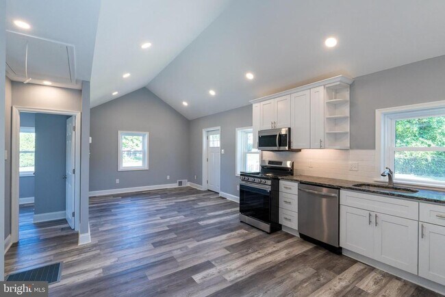 Building Photo - 93 S Sproul Rd