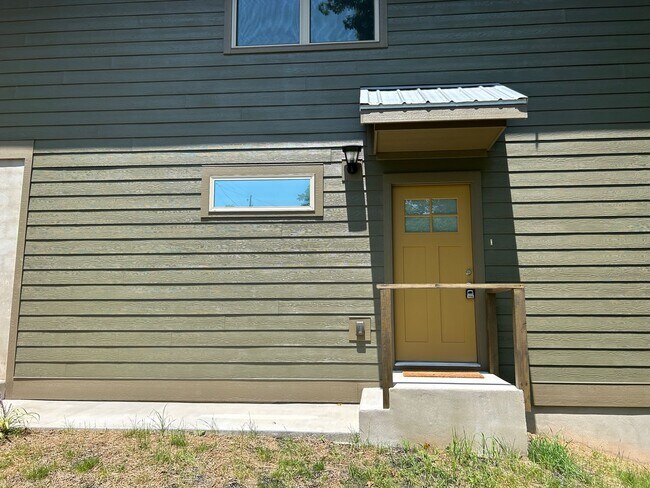 Building Photo - West AVL - 1/1 Like New Duplex