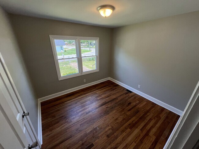 Building Photo - Large 4 Bedroom 2 Bath Home