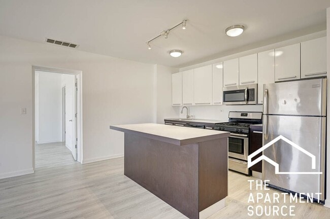 Building Photo - 1540 W Glenlake Ave