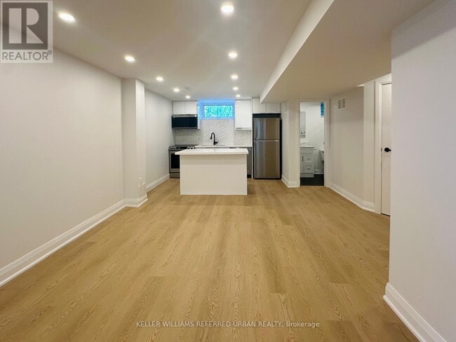 Building Photo - 906 Marinet Crescent