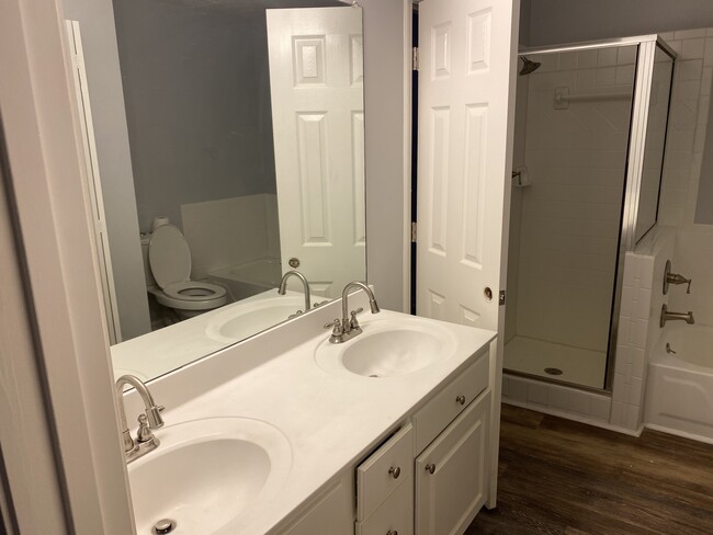 Master Bath - 3046 Regal Park Ct