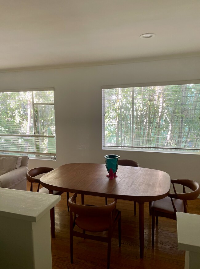 Building Photo - 2429 N Beachwood Dr
