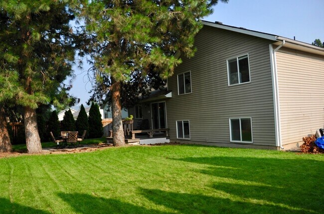 Foto del edificio - 4 bed 3 bath home with second living room