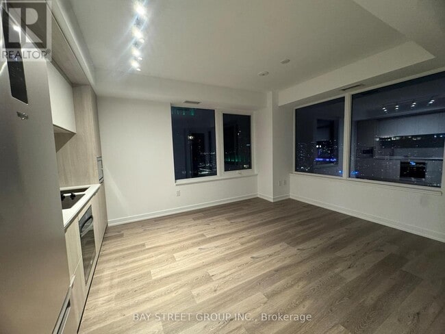 Photo du bâtiment - 395 Square One Dr