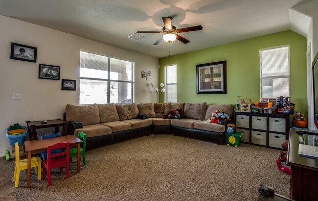 Foto del edificio - Home For Rent - Amazing 2 Story Home w/ Re...