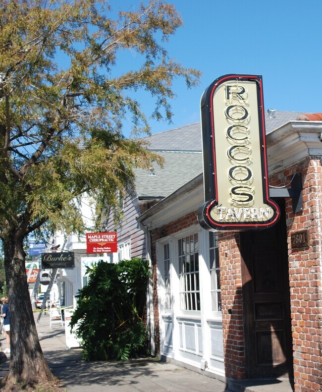 Maple St, a media cuadra de distancia - 7600 Burthe St