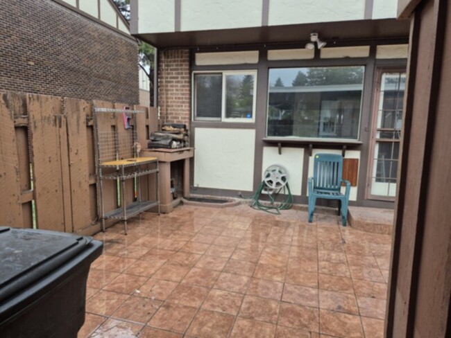 Building Photo - Townhome