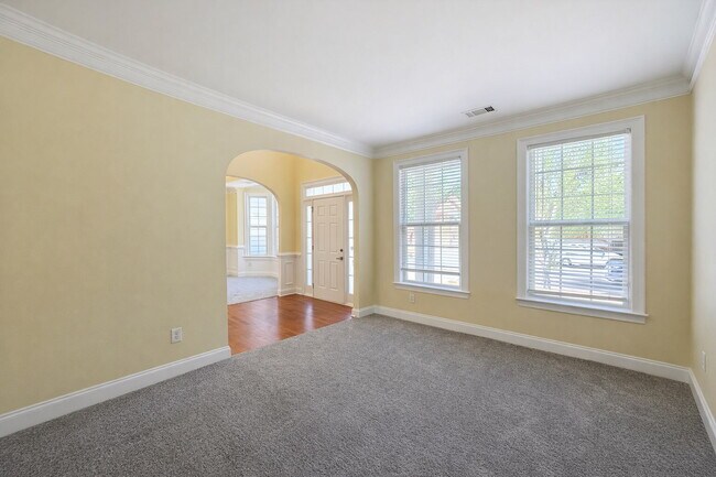 Building Photo - 5 Bed Collins Hill Home with First Floor Suite