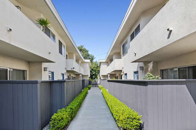 Building Photo - 3833 Mentone Ave