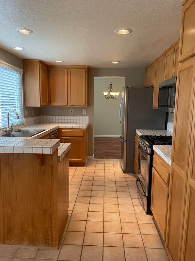 Building Photo - 4 bedroom 3 full bath Windsor Home!