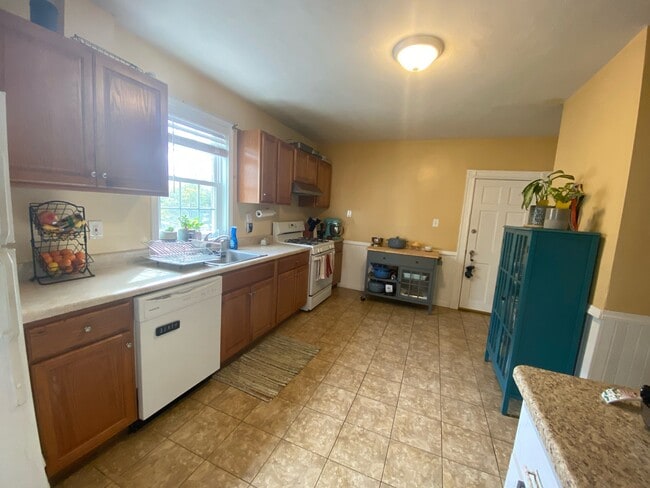 Building Photo - 184 Elm Street, Unit #2