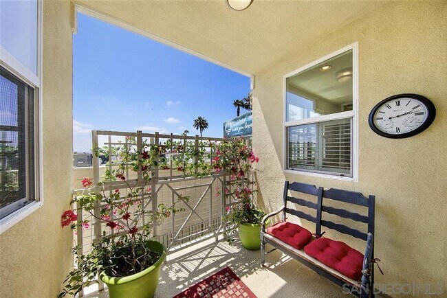 Building Photo - 3 Bedroom 3.5 Bathroom Townhouse in Sunset Cove