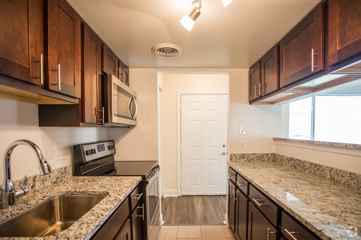 Tysons Glen Apartments & Townhomes Apartments Falls Church, VA