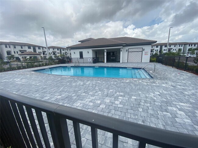 Foto del edificio - 15560 SW 136th St