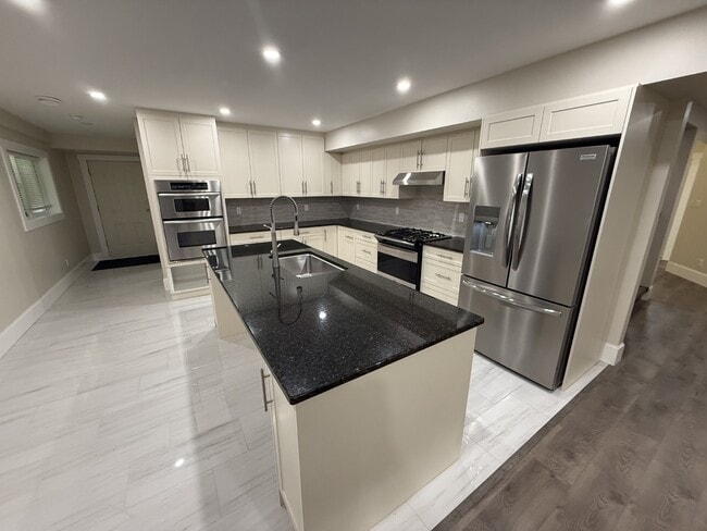 Building Photo - 2342 E Wellington Rd