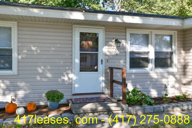 Building Photo - 201 S Meadowview Ave