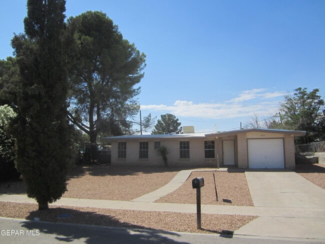 Building Photo - 305 Corvena Way