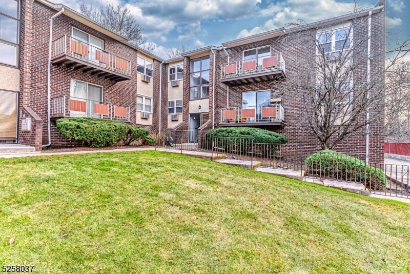 421 Bloomfield Ave Unit 3E, Verona, NJ 07044 Condo for Rent in Verona, NJ