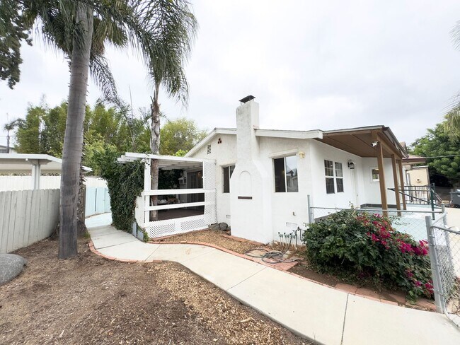 Building Photo - 1341 W Vista Way