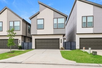 Building Photo - 18334 W Centro Cir