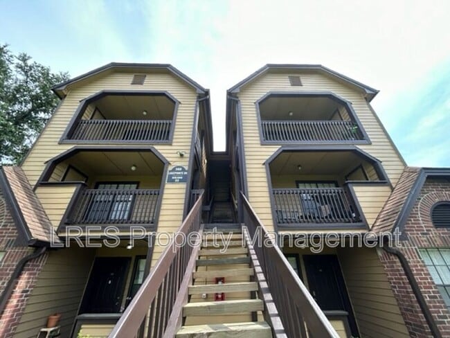 Building Photo - 380 Lakepointe Dr