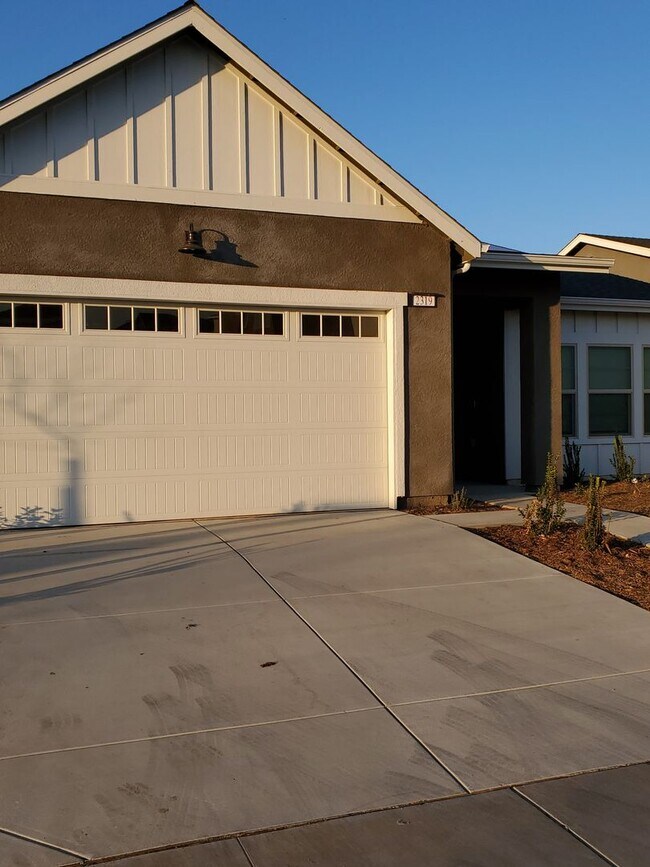 Building Photo - Cozy, 3 bedroom Lennar home with a bonus r...