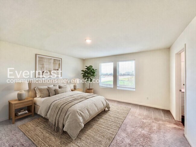 Foto del edificio - 5 Bed/3 Bath Home with Fenced Yard & Garage / Pet-Friendly / Available Now!