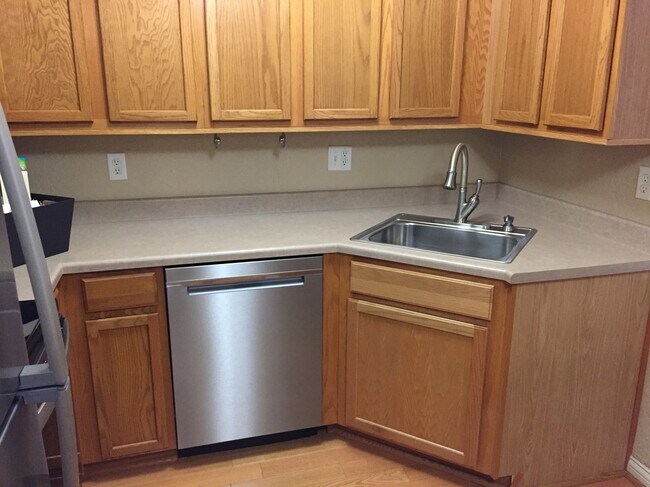Kitchen - 411 Grandview Ct