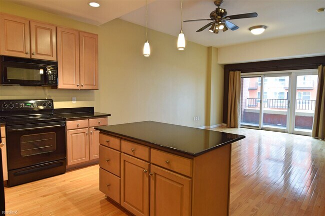 Foto del edificio - 2 br, 1 bath Condo - 1950 Logan Street 703